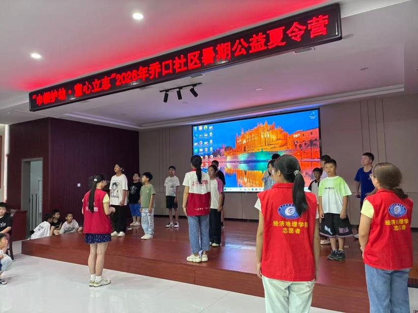 以巧手筑童趣舞台：湖财学子变身“剪刀手”“粘贴匠”护航少年梦想